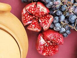 encore la vie avec Grenade les raisins et argile cruches de du vin photo