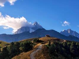 Stupéfiant Montagne vues de le maison sur le colline et vue sur ushba photo