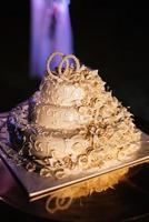 gâteau de mariage blanc au mariage des jeunes mariés photo