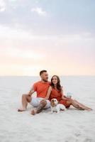 jeune couple en vêtements orange avec chien photo