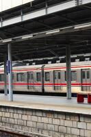 le de face vue de le train est attendre pour les passagers photo