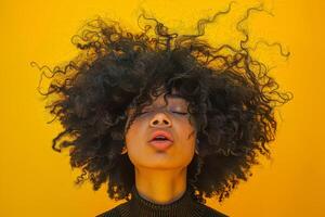 ai généré fermer de une femme avec volumineux frisé cheveux et taches de rousseur, yeux fermé, se prélasser dans le lumière du soleil contre une vif Jaune Contexte photo