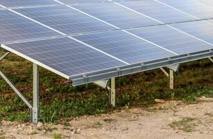générer de l'énergie propre avec des modules solaires dans un grand parc en europe du nord photo