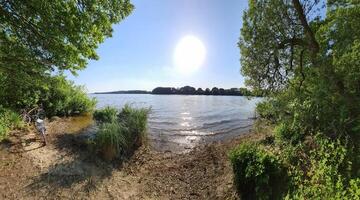 beau paysage au bord d'un lac avec une surface d'eau réfléchissante photo