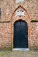 grand en bois porte dans brique mur photo