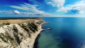 ai généré Stupéfiant vue de une rivage sur une été temps avec bleu ciel photo