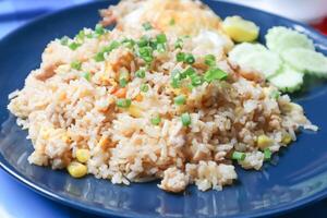 remuer frit riz ou frit riz avec ensoleillé côté en haut Oeuf photo