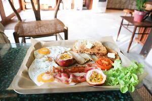 pain grillé avec bacon, frit Oeuf et salade ou ensoleillé côté en haut Oeuf avec Bacon et champignon photo