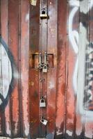vieux pliant porte fermé à clé avec cadenas et chaîne. surabaya, Indonésie - 6 marché 2024 photo