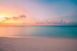 gros plan plage de sable de mer. beau paysage de plage. inspirer l'horizon du paysage marin de la plage tropicale. rêveur coucher de soleil ciel calme tranquille relax coucher de soleil humeur estivale. énergie positive, méditation été île tropicale photo