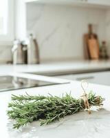 ai généré blanc minimal cuisine et liasses de vert Romarin photo