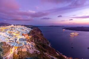 spectaculaire le coucher du soleil vue de Santorin île. pittoresque printemps été le coucher du soleil lever du soleil sur le célèbre recours oia ou fira, Grèce, L'Europe . en voyageant concept Contexte. magnifique le coucher du soleil vacances paysage photo