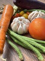 des légumes tomates carottes et autre sur en bois table proche en haut photographié de au dessus photo