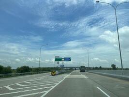 autoroutes dans Indonésie avec brillant, foncé et nuageux ciels dans le Contexte photo