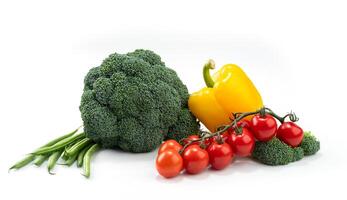 composition de des légumes sur une blanc Contexte brocoli, vert cornichon, poivre et Cerise tomates photo