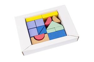 coloré en bois Les figures dans boîte sur blanc Contexte. enfants bâtiment blocs. géométrique formes. le concept de logique pensée. photo