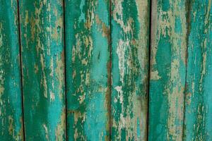 texture de vieux rustique battu vert verticale planches. Contexte de vert et Jaune peeling peint en bois mur. photo