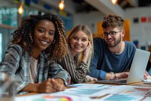 ai généré souriant diverse collègues recueillir dans salle de réunion idée de génie photo