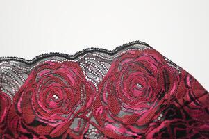 décoratif noir dentelle avec brillant rose fleurs. élément pour finition sexy lingerie. photo
