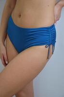 aux femmes bikini maillot de bain. fermer de bleu turquoise culotte sur une modèle. de face voir. photo