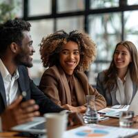 ai généré souriant diverse collègues recueillir dans salle de réunion idée de génie photo