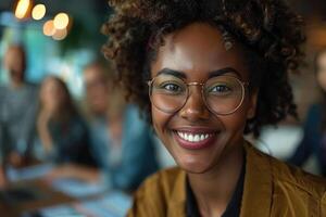 ai généré souriant diverse collègues recueillir dans salle de réunion idée de génie photo