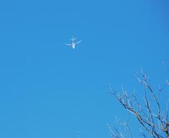 avion contre une Contexte de bleu ciel sur une ensoleillé journée. photo