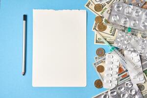 pilules vide cloques pour drogues individuel seringue et argent mensonge sur une bleu Contexte photo