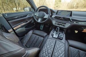 à l'intérieur moden voiture arrière-plan, luxe voiture intérieur éléments fond d'écran. noir cuir voiture intérieur photo