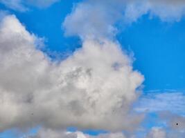 blanc duveteux des nuages dans le Profond bleu ciel. paradis Contexte photo