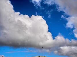 blanc duveteux des nuages dans le Profond bleu ciel. paradis Contexte photo