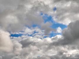 blanc duveteux des nuages dans le Profond bleu ciel. paradis Contexte photo