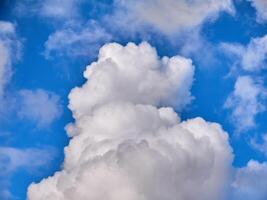 blanc duveteux des nuages dans le Profond bleu ciel. paradis Contexte photo