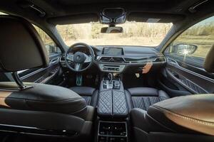 à l'intérieur moden voiture arrière-plan, luxe voiture intérieur éléments fond d'écran. noir cuir voiture intérieur photo
