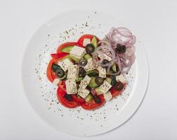 Frais salade avec des légumes et fromage sur une blanc Contexte photo