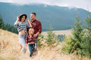 Jeune famille avec enfant repos sur une Montagne photo