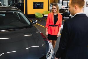 affaires femme achète une voiture à une voiture concession. concept de content affaires gens photo