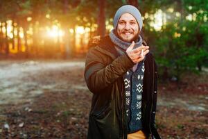 portrait de une barbu branché touristique homme dans le les bois forêt photo