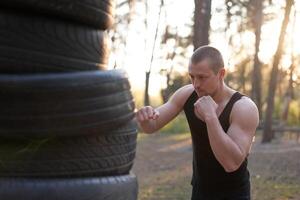 homme combattant formation boxe Extérieur aptitude faire des exercices photo