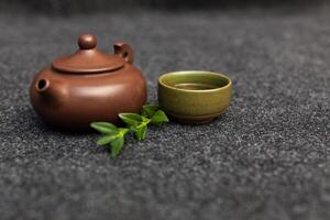 traditionnel thé la cérémonie accessoires chinois argile théière avec vert et puer thé photo