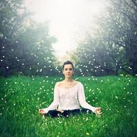 magnifique fille est engagé dans yoga dans le forêt photo