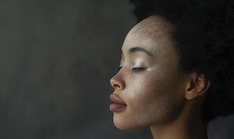 ai généré portrait de une magnifique africain américain femme avec fermé yeux photo