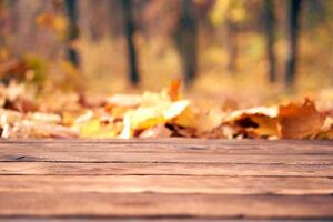 vide en bois table l'automne feuilles la nature bokeh Contexte avec une pays Extérieur thème, modèle moquer en haut pour afficher de produit photo