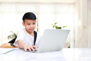 asiatique garçon apprend la musique en ligne à Accueil par portable. concept de en ligne éducation par le l'Internet. moderne apprentissage photo