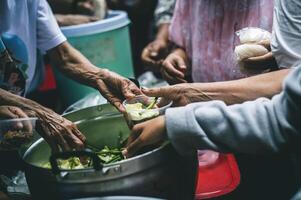 le concept de humanitaire assistance partage nourriture à le pauvres photo