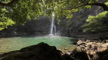 Contexte la nature paysage cascade dans le jungle avec rochers et des arbres photo