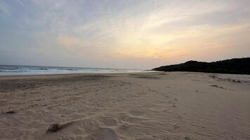 une sablonneux plage avec une ciel et océan dans le Contexte photo