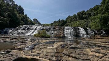 Contexte la nature paysage cascade dans le jungle avec rochers et des arbres photo