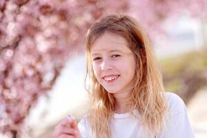 Jeune femme voyageur à la recherche Cerise fleurs ou Sakura fleur épanouissement photo