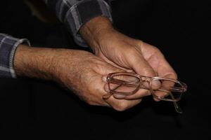 des lunettes et Sénior homme mains photo